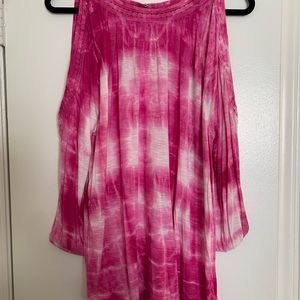 Light long sleeve pink shirt with shoulder cut outs.